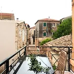 Burnelia Vacation Maisonette